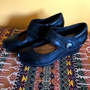 Earth brand leather Mary Janes, sz 11 TTS Black